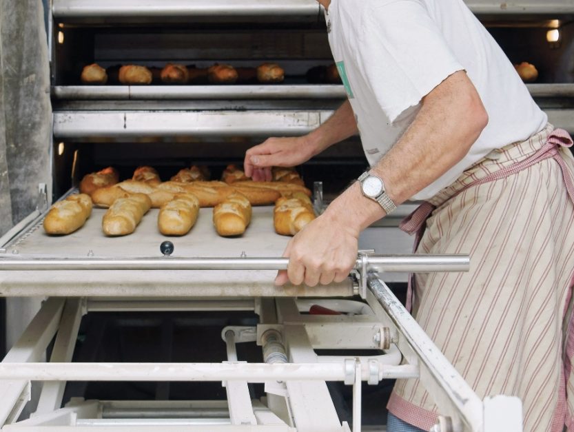 boulanger surveillant la cuisson du pain # 26